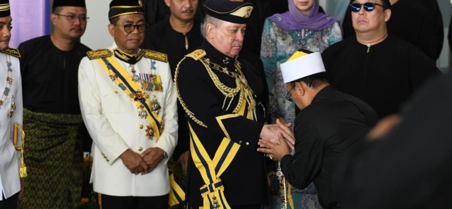 'His Majesty will set it right': Optimism over Malaysiaâs new king as Johor ruler Sultan Ibrahim is sworn in