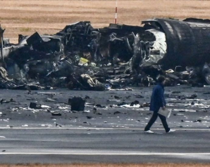 Japan Airlines pilots 'unaware of fire' at first