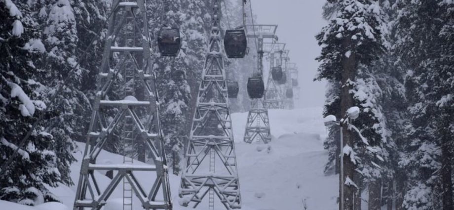 No snow: Tourists cancel holidays as Indian ski resorts run dry