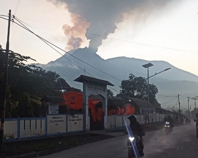 Thousands evacuated following Indonesia volcano eruption