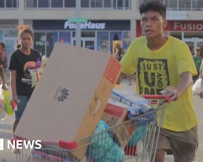 Watch: Looters overrun streets in Papua New Guinea