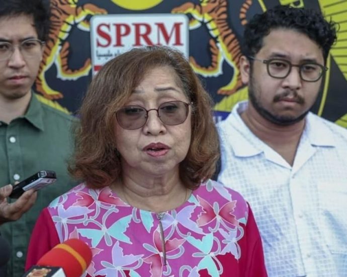 Wife and sons of former Malaysian finance minister Daim Zainuddin assisting in anti-graft investigations