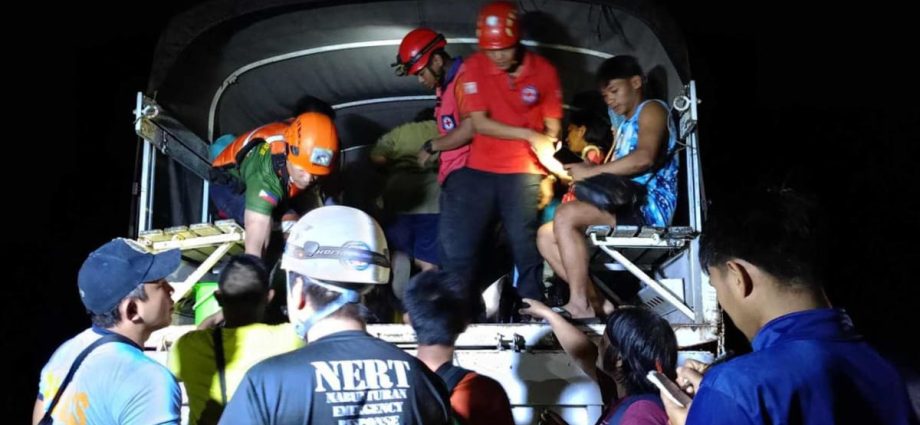 11 injured after landslide buries two buses in Philippines
