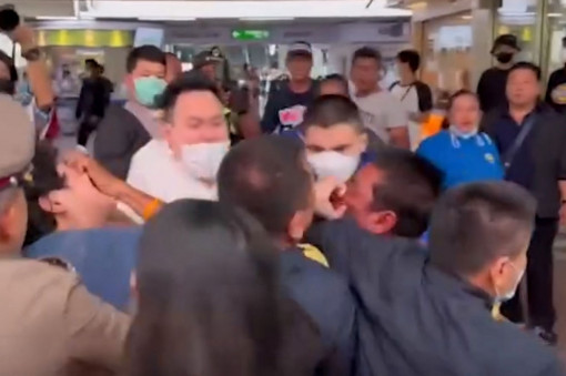 Brawl outside mall as royalists confront protesters