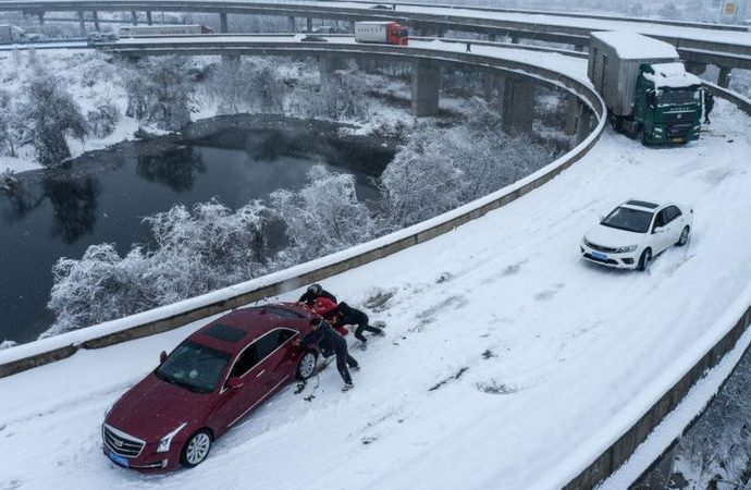 China: Snowstorms spoil Lunar New Year travel for millions