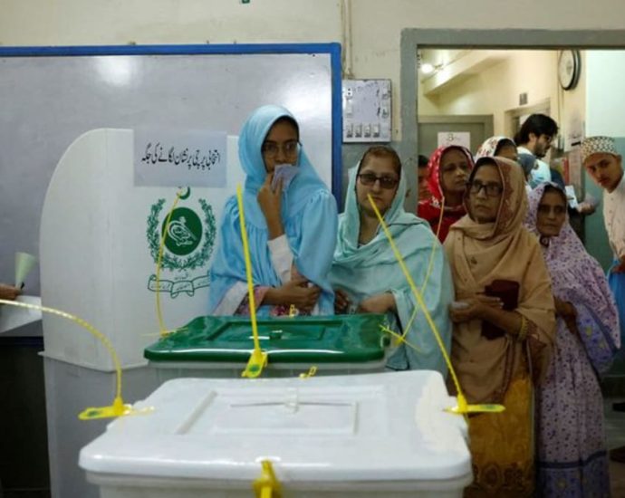 Early Pakistan vote results show rivals neck and neck