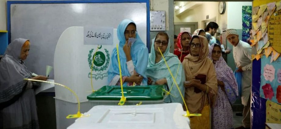 Early Pakistan vote results show rivals neck and neck