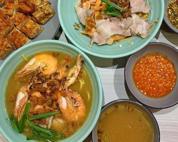 Ex-CEO loses lawsuit against hawker after failed S0,000 investment in prawn noodle business