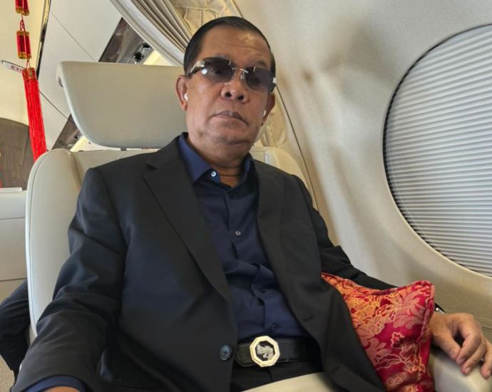 Hun Sen visits Thaksin at his Bangkok home