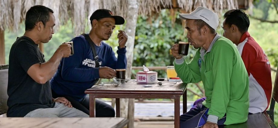 Indonesia Elections 2024: Why the country sees more smokers, coffee drinkers when itâs election season