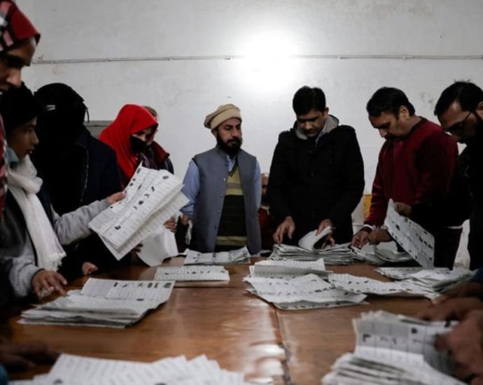 Pakistan parties wrangle over prime minister job, vote rigging allegations rejected