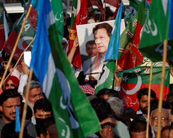 Pakistan’s Khan-backed independents lead in final poll count