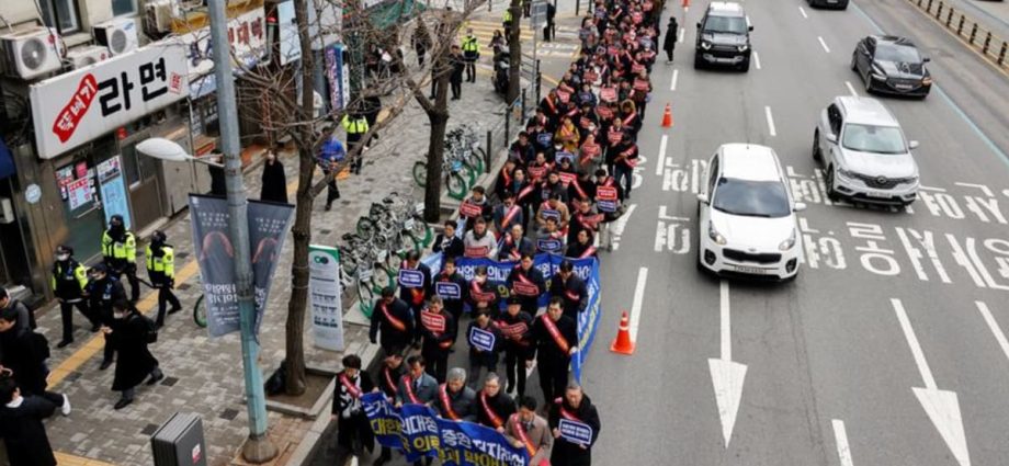 South Korea gives protesting doctors Feb 29 deadline to return to work