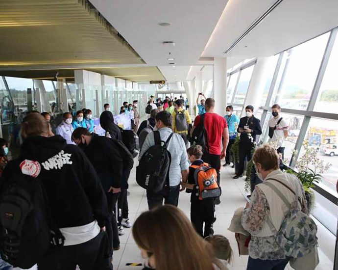 Transport minister pushes for lower domestic air fares