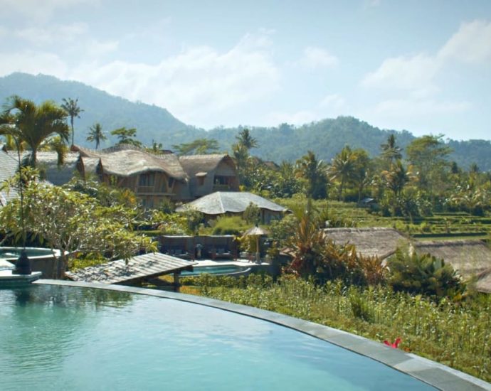 Want to experience a different side of Bali? Check in to Samanvaya Resort at Sideman Valley in East Bali