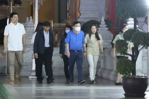 Thaksin visits City Pillar, appears healthier