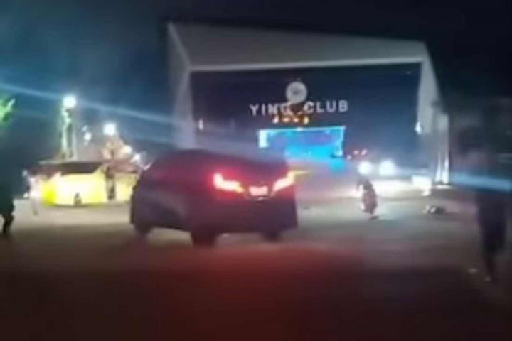 Tourist vans brawl and crash outside Pattaya pub