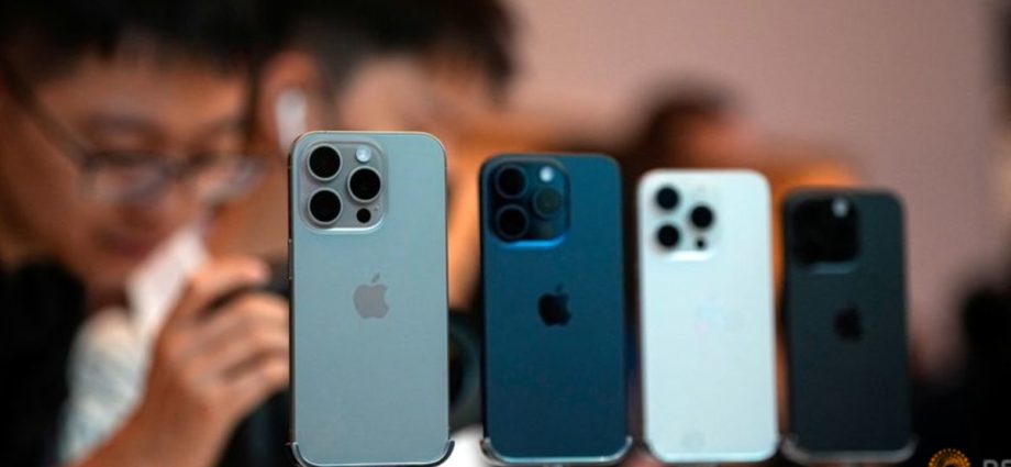 Apple's Q1 smartphone shipments in China tumble 19%, data shows