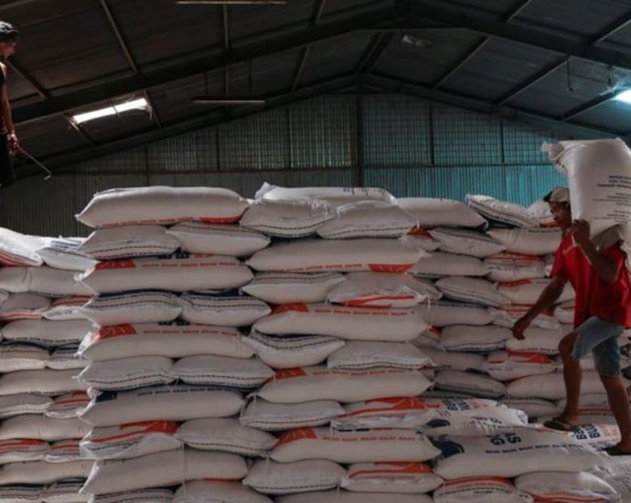 As El Nino bites, Indonesians struggle with record-high rice prices