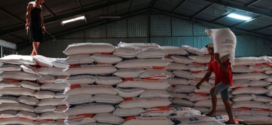 As El Nino bites, Indonesians struggle with record-high rice prices