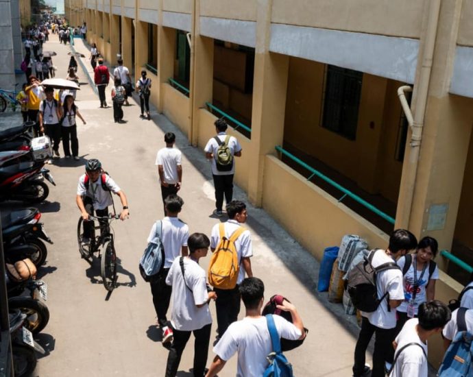 Philippine students suffer in wilting heat, thwarting education efforts