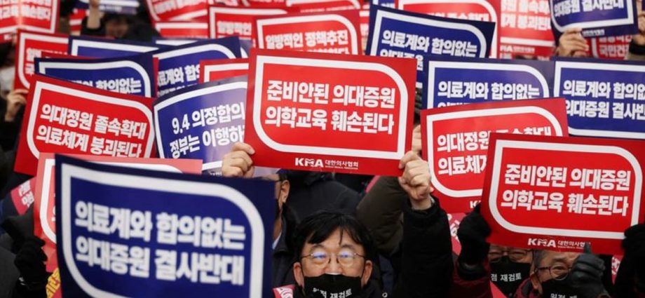 South Korea set to adjust medical reforms in bid to end walkout