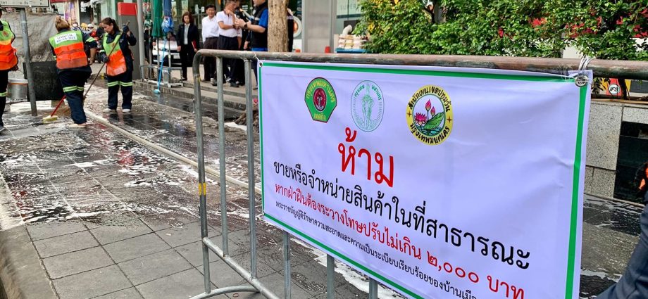 Street vendors banned from Lang Suan Rd