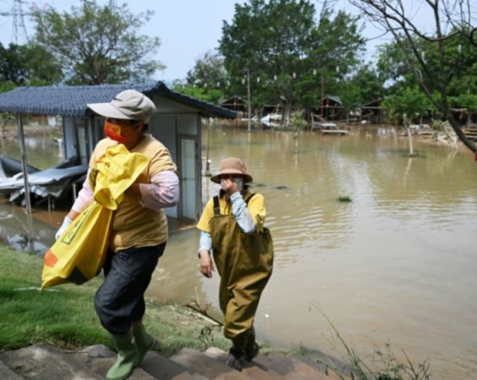 Victims of China floods race to salvage property