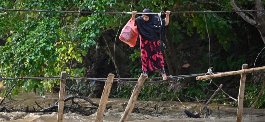 15 dead in Indonesia landslides, floods: Disaster agency