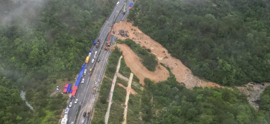 Death toll from south China road collapse rises to 36
