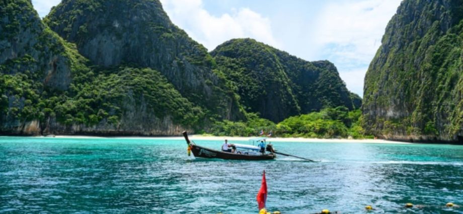 Famed Thai holiday isles suffer water shortages after heatwave