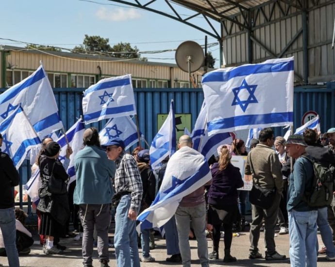 Israeli protesters block humanitarian aid convoy headed to Gaza