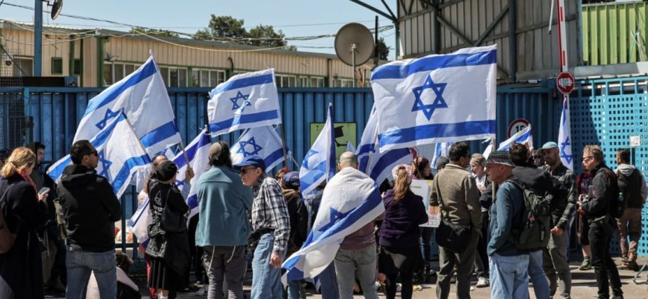 Israeli protesters block humanitarian aid convoy headed to Gaza