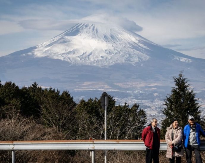 Japan to introduce online booking for Mount Fuji trail