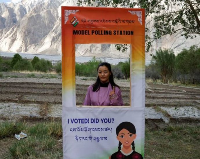 Monks and Muslims vote to demand rights for India’s Ladakh