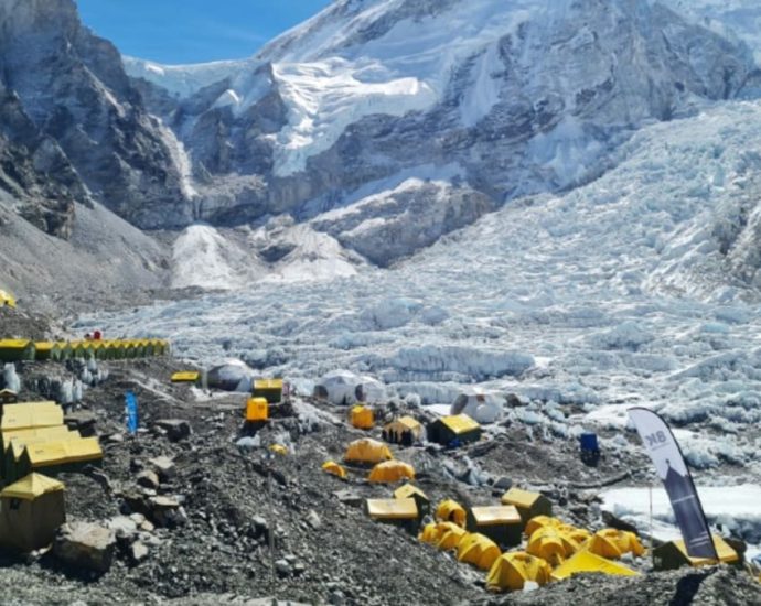 Nepal court orders limit on Everest climbing permits