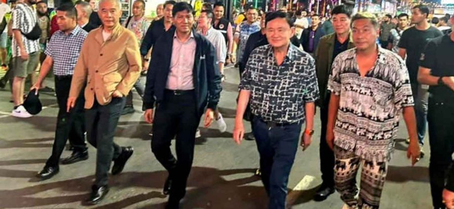 Thaksin "met with Malaysia"s Anwar"