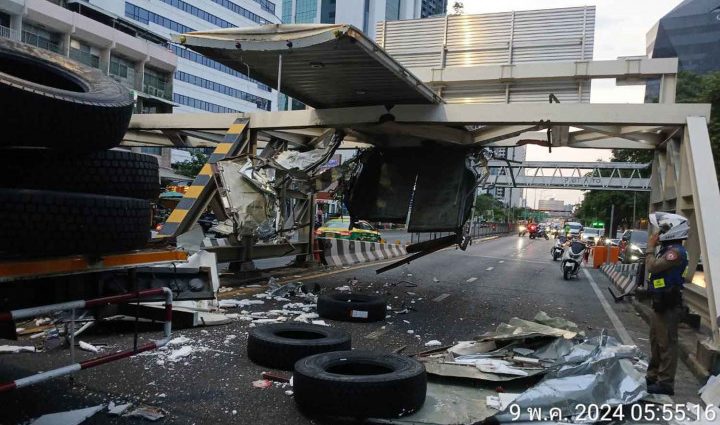 Truck hits clearance bar, causes traffic congestion
