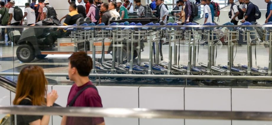 Bangladesh appeals for Malaysia to allow 17,000 of its workers to enter country after missed deadline
