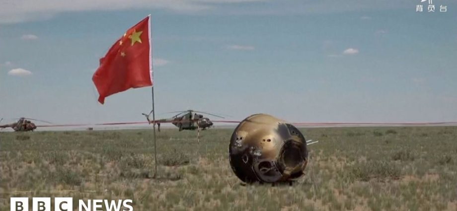 Moment China's lunar probe lands back on Earth