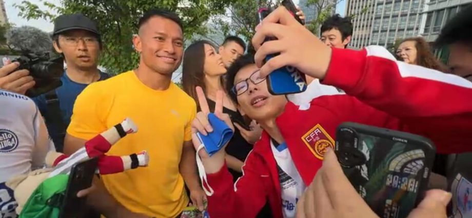 Singapore goalkeeper Hassan Sunny meets hundreds of newfound fans in China