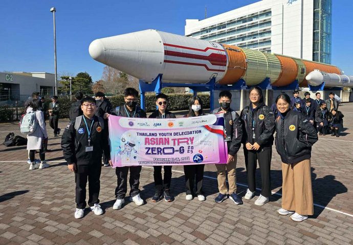 Students get awards for space project