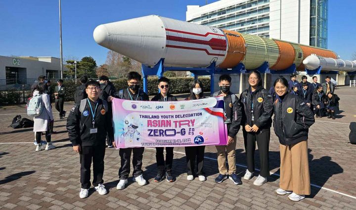 Students get awards for space project