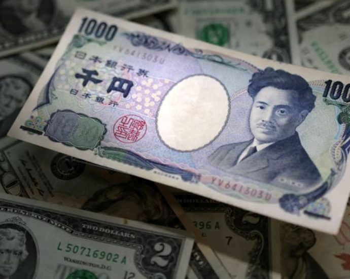Yen slumps to lowest since 1986, putting traders on alert