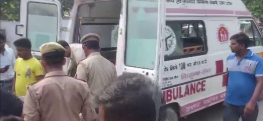 18 killed as bus rams tanker in India