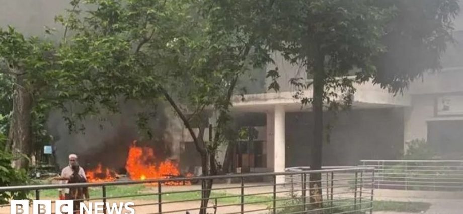 Bangladesh protests: Students set state broadcaster alight