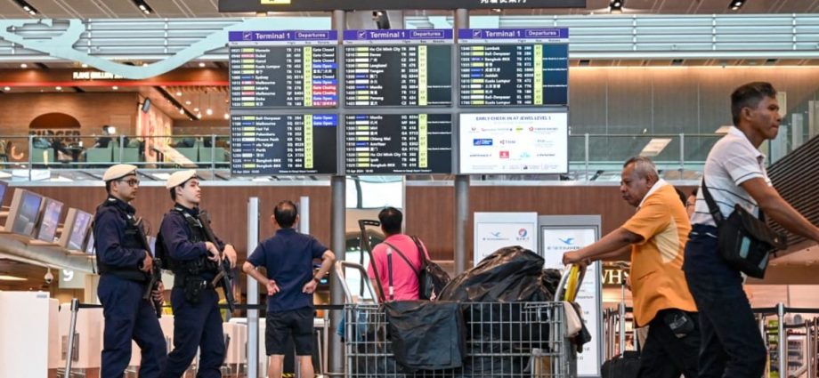 CNA Explains: Why must travellers declare S$20,000 cash when entering or leaving Singapore?
