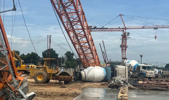 Crane collapse kills 2 and injures 7