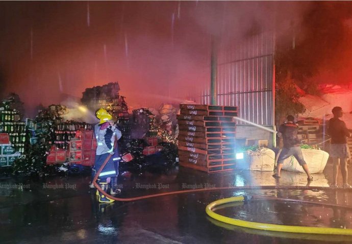 Fire destroys recycling warehouse in Samut Prakan
