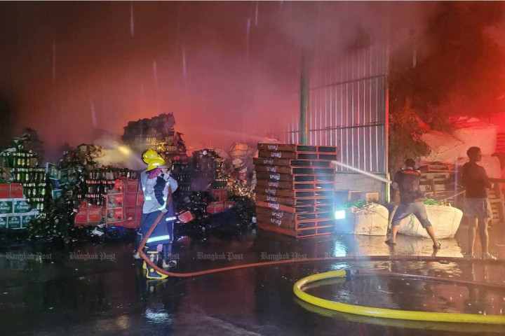 Fire destroys recycling warehouse in Samut Prakan